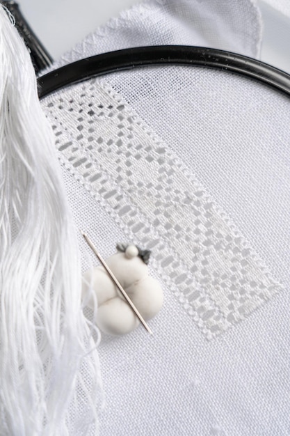 detal haftu na lnianej tkaninie